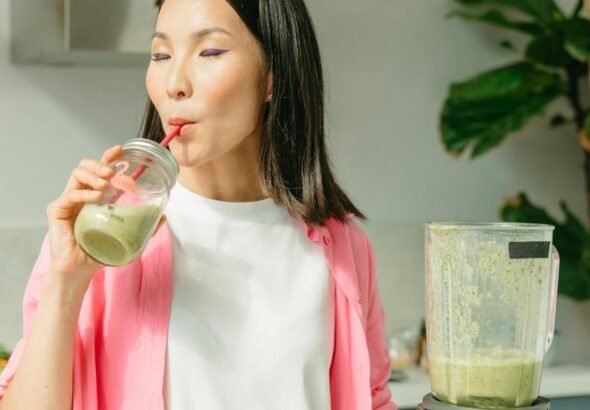 Júlia Farré, nutricionista, sobre la fiebre por los batidos: “Tomar más proteína de la que toca puede estropear un órgano clave”