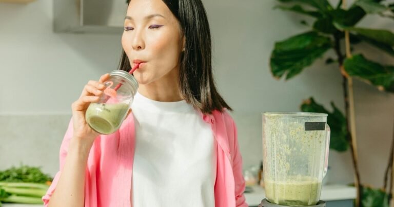 Júlia Farré, nutricionista, sobre la fiebre por los batidos: “Tomar más proteína de la que toca puede estropear un órgano clave”