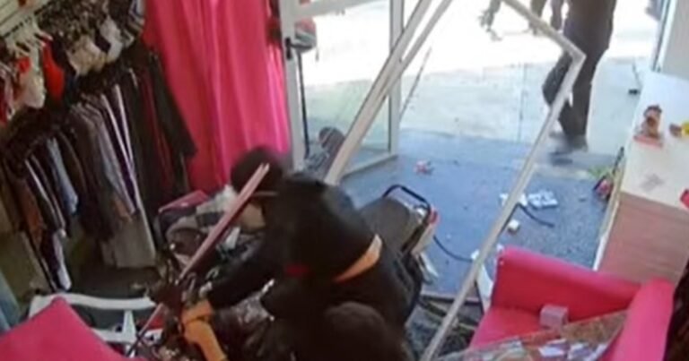 Perdieron el control de la moto y embistieron la vidriera de una tienda de ropa: el accidente que se volvió viral