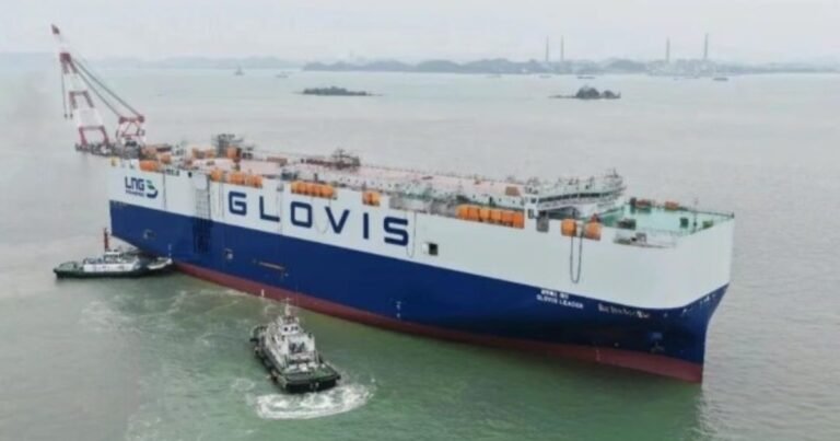 El barco transportador de vehículos más grande del mundo: lleva 10.800 autos