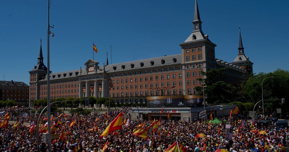 Miles de manifestantes intentaron llegar hasta el Palacio de la Moncloa, sede del gobierno de España, para pedir la renuncia de Pedro Sánchez