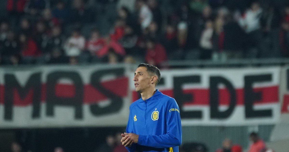 "¡Fideo, seca nucas!": los hinchas de River, lapidarios contra Chiqui Tapia y Di María en el partido contra Rosario Central