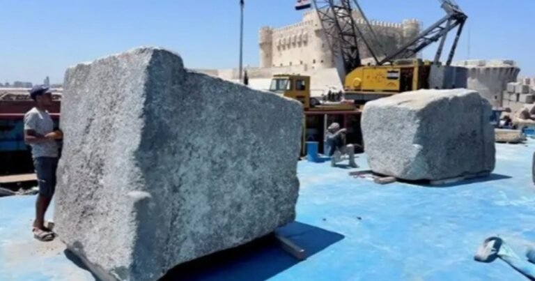 Arqueólogos descubren piedras de 80 toneladas bajo el mar, que se cree que son restos de una de las Siete Maravillas del Mundo Antiguo