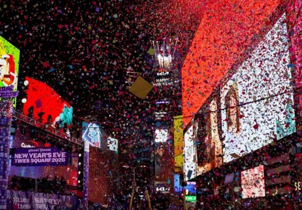 De Spiderman colgado de un semáforo a los hinchas en el techo del Madison: descontrol en las calles de Nueva York, tras la clasificación de los Knicks a las Finales de la NBA