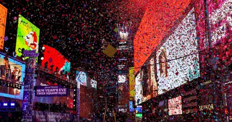 De Spiderman colgado de un semáforo a los hinchas en el techo del Madison: descontrol en las calles de Nueva York, tras la clasificación de los Knicks a las Finales de la NBA