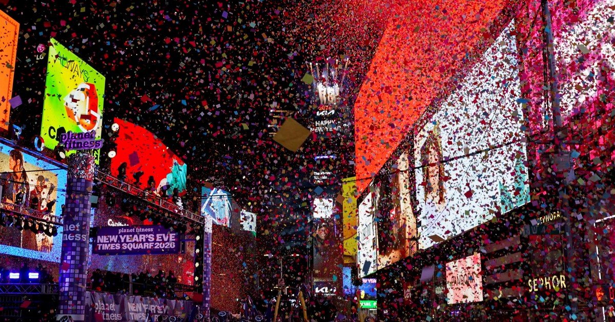 De Spiderman colgado de un semáforo a los hinchas en el techo del Madison: descontrol en las calles de Nueva York, tras la clasificación de los Knicks a las Finales de la NBA