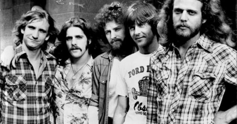 El álbum de 1973 de Eagles antes del éxito de "Hotel California" que no produjo ningún sencillo de éxito y años más tarde los productores coinciden en que es un clásico del rock