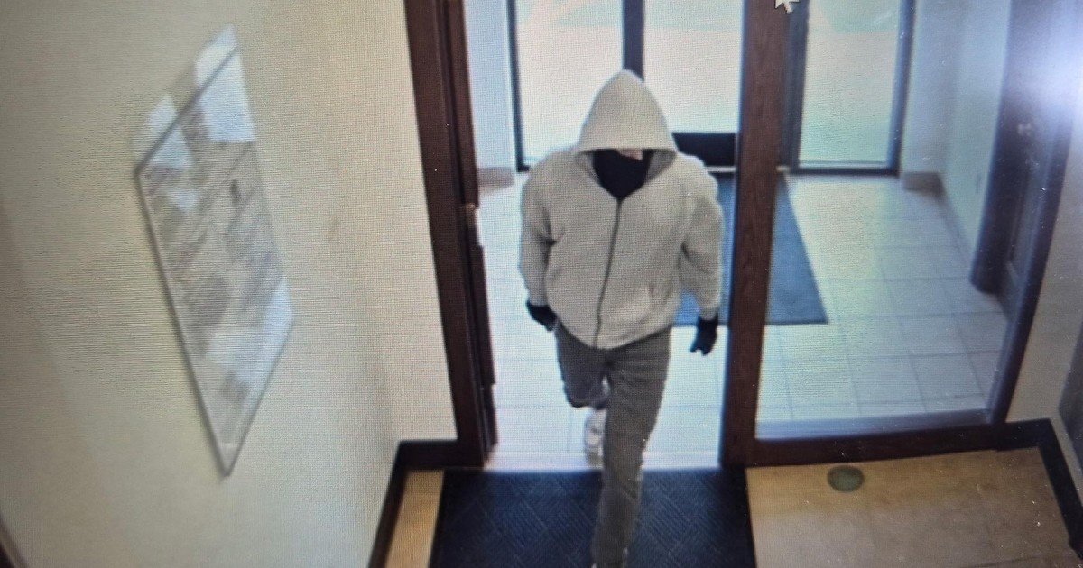 El robo a un banco de Kentucky se convirtió en un tiroteo mortal: un hombre encapuchado mató a dos de los empleados