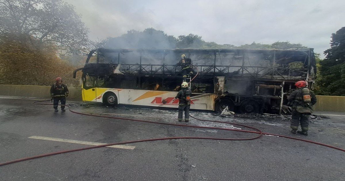 Se incendió un micro de larga distancia en la Autopista 25 de Mayo: los dos choferes fueron hospitalizados