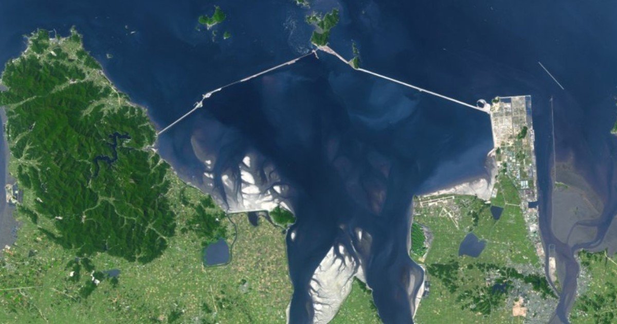 Una estructura de 33 kilómetros considerada el terraplén más grande del mundo logró crear nueva tierra y generó un reclamo ambiental por la pérdida de humedales