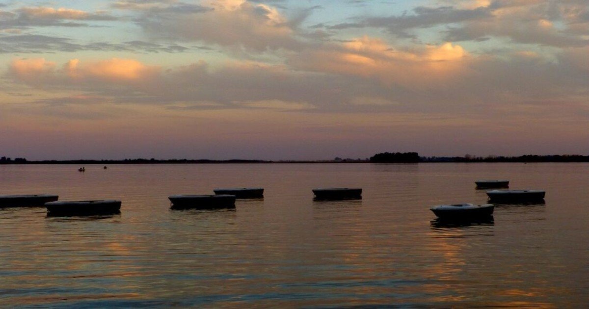 La laguna bonaerense con muelles iluminados y comodidades ideales para pescar en invierno