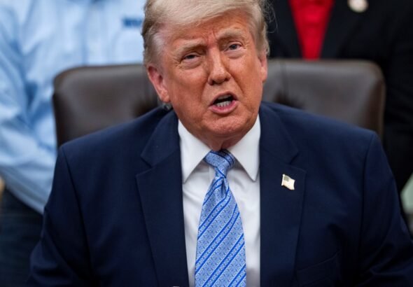 Donald Trump firmó una nueva orden ejecutiva que obliga a bancos y organismos reguladores a revisar con mayor atención el estatus migratorio y la ciudadanía de sus clientes