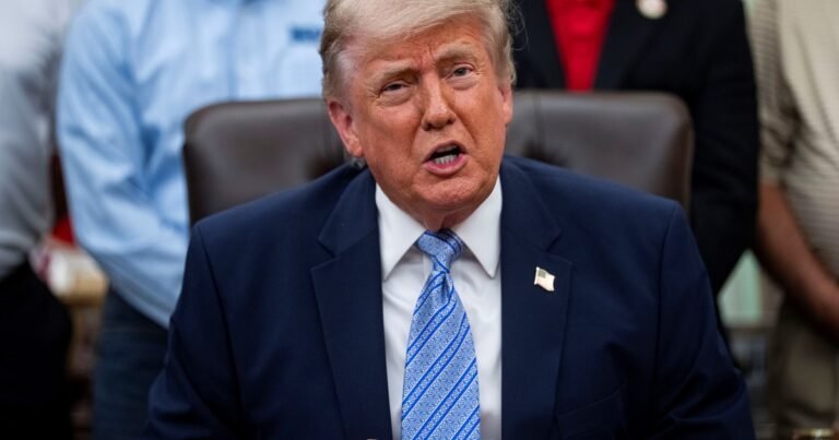 Donald Trump firmó una nueva orden ejecutiva que obliga a bancos y organismos reguladores a revisar con mayor atención el estatus migratorio y la ciudadanía de sus clientes