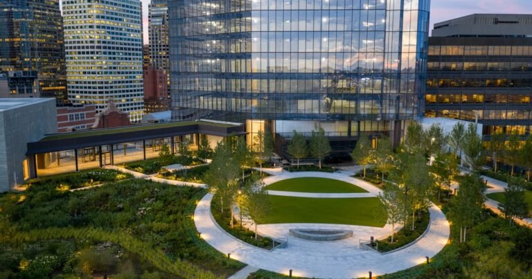 El estudio de César Pelli renovó una estación multimodal en Boston, sumando una torre y un parque elevado