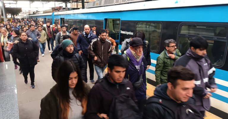 El Gobierno aumentó las tarifas de colectivos y trenes: cuánto cuesta el boleto mínimo en el AMBA desde este lunes