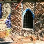 Sin dinero para construir su casa, una mujer de 60 años recogió botellas de la basura y levantó paredes con sus propias manos: transformó una necesidad simple en una obra reconocida