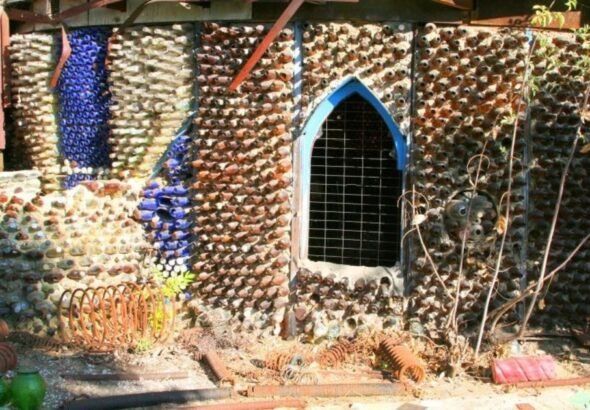 Sin dinero para construir su casa, una mujer de 60 años recogió botellas de la basura y levantó paredes con sus propias manos: transformó una necesidad simple en una obra reconocida