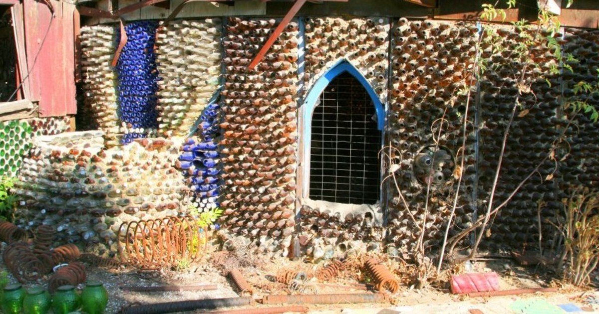 Sin dinero para construir su casa, una mujer de 60 años recogió botellas de la basura y levantó paredes con sus propias manos: transformó una necesidad simple en una obra reconocida