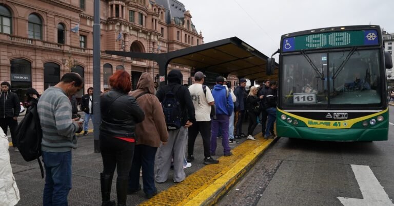 Subte, colectivos y trenes este lunes 25 de mayo feriado: así funcionará el transporte público