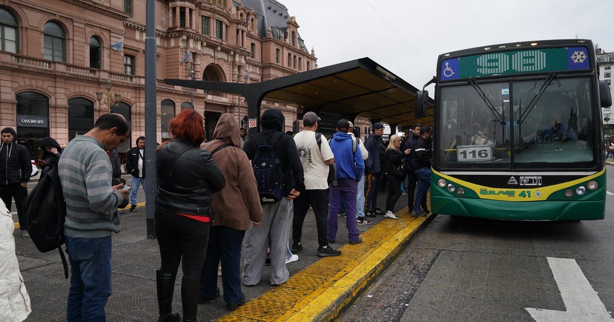 Subte, colectivos y trenes este lunes 25 de mayo feriado: así funcionará el transporte público