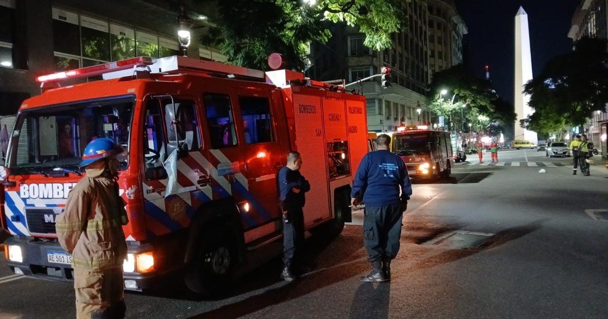 Incendio en un hotel de Microcentro: hubo fuego en el noveno piso y evacuaron a más de 100 huéspedes