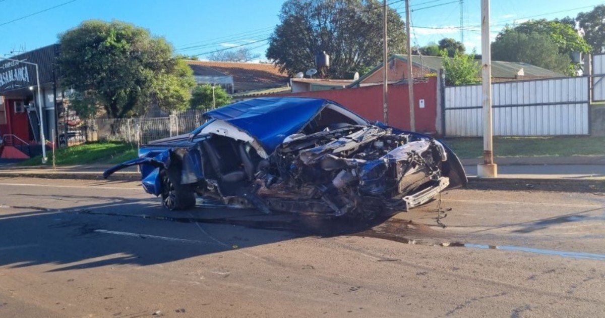 Manejaba borracho una Amarok y la destruyó en un choque: salió ileso