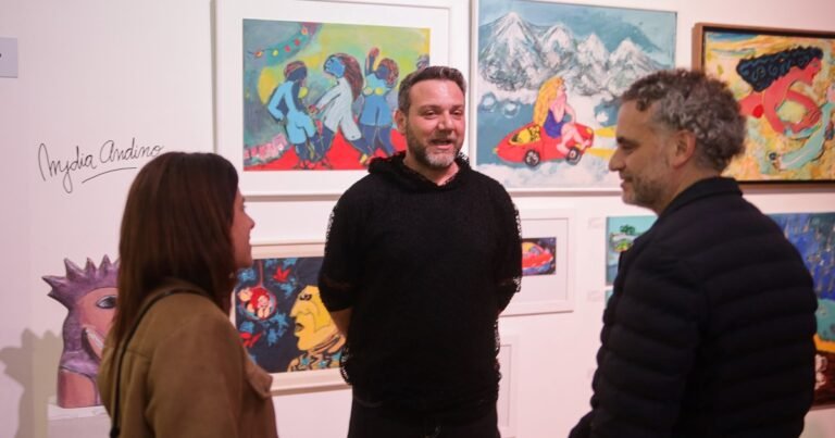 Historias humanas y arte emergente en la vibrante +Feria de Santa Fe