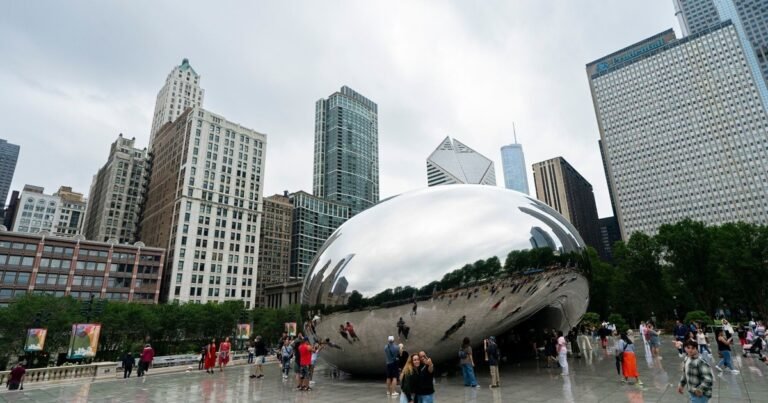 Buenas noticias para JB Pritzker: Chicago es elegida por los recién graduados como una de las mejores ciudades para iniciar su carrera profesional en EE.UU.