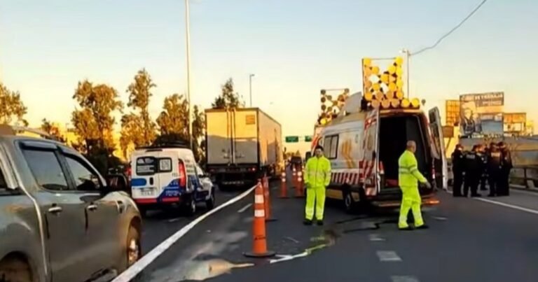 Un muerto en la autopista tras un choque entre una moto y un camión: caos de tránsito