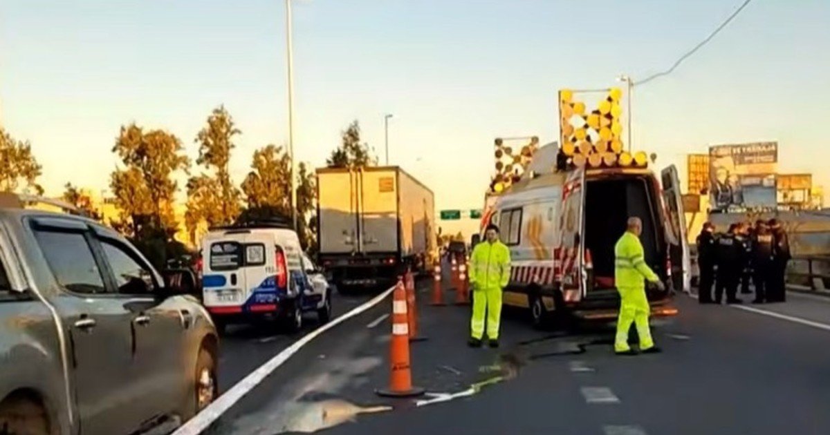 Un muerto en la autopista tras un choque entre una moto y un camión: caos de tránsito