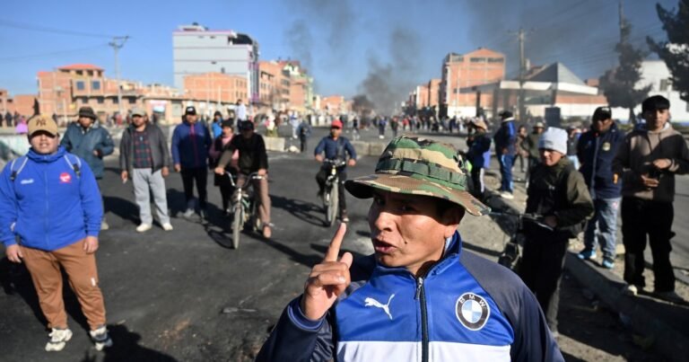 Bolivia: campesinos se concentran en El Alto para descender a La Paz y exigir la renuncia del presidente