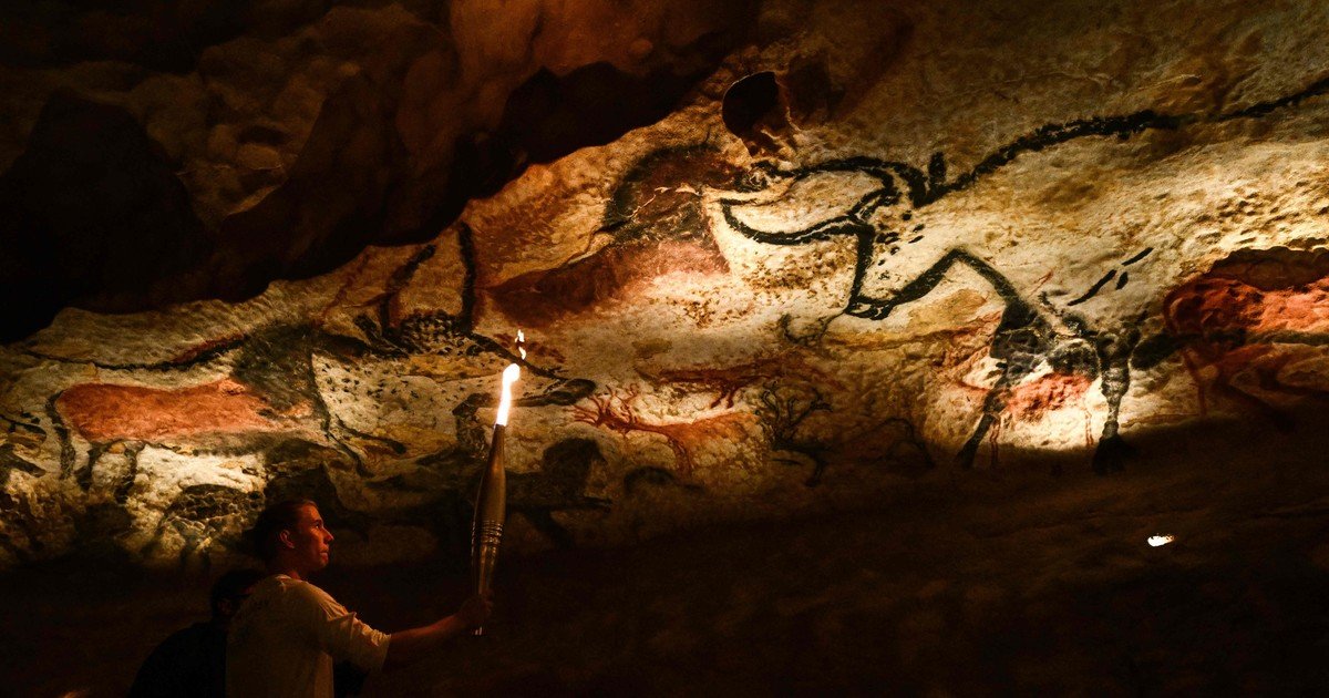 En 1940, un niño siguió a su perro a través de los árboles y terminó entrando en una cueva que había permanecido sellada durante milenios: allí  encontró más de 2.000 imágenes y animales pintados hace 17.000 años