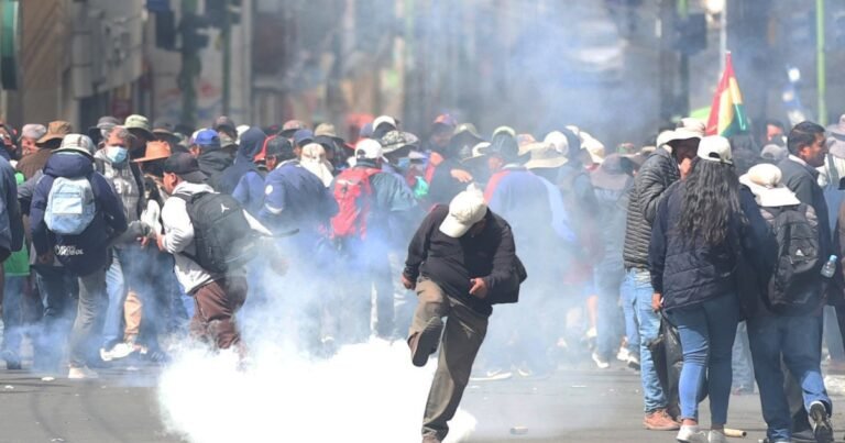 Largas filas para conseguir pollo o combustible: los piquetes ahogan a La Paz y surgen "contramarchas" en toda Bolivia