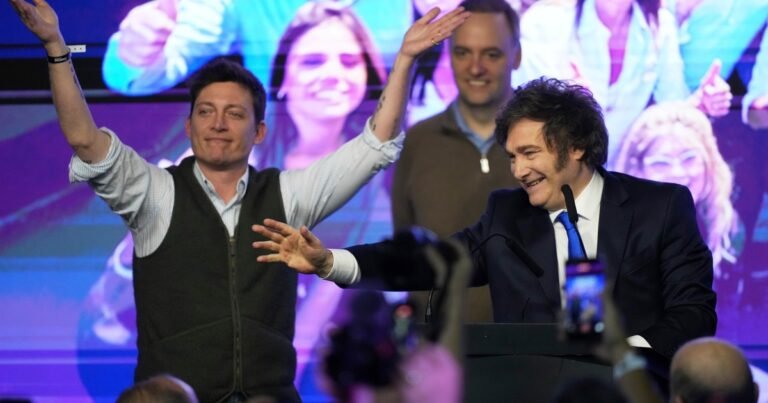 "Me iré con el Presidente o cuando él disponga": Santiago Caputo envía un mensaje a la interna que estalló en LLA