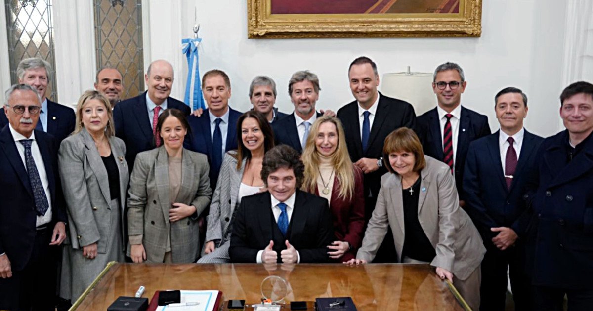 Javier Milei y sus medidas, EN VIVO: el Presidente reúne hoy al Gabinete en otro respaldo a Adorni, que vuelve a mostrarse hiperactivo en medio del escándalo por sus viajes y propiedades