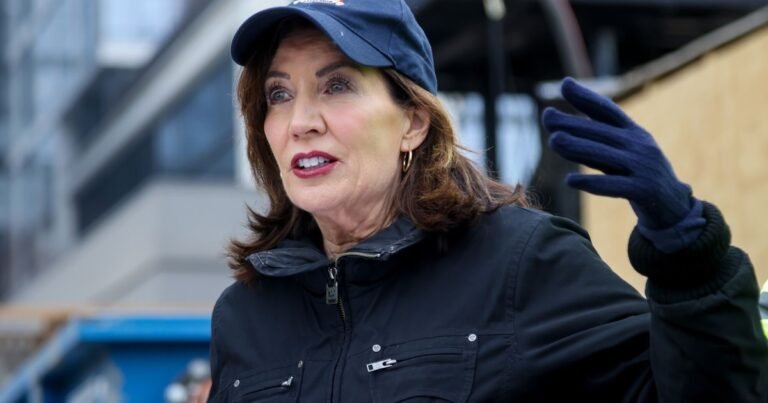 Confirmado para Nueva York: Kathy Hochul declaró la “guerra contra los baches” y ya reparó más de 250.000 en un mes