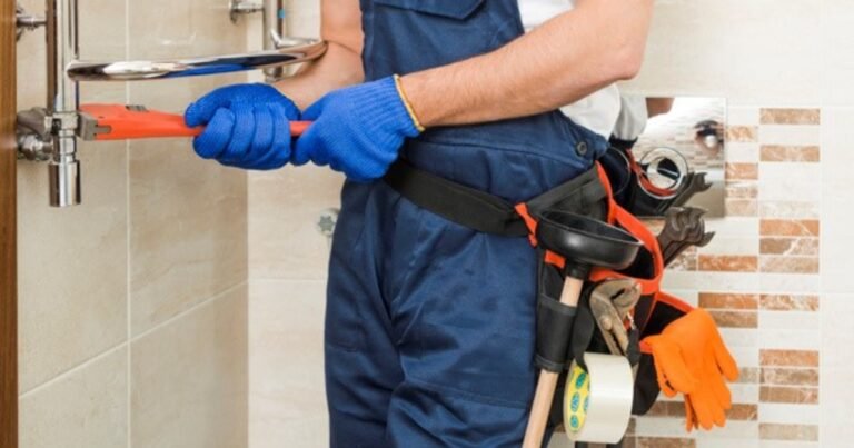 Cuánto cobra un plomero por reparar un baño chico en mayo de 2026