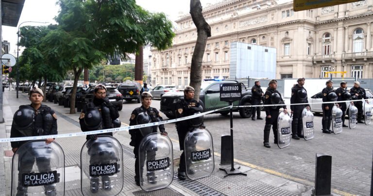 Hallan un bolso con una réplica de una bomba aérea en Tribunales, frente al Teatro Colón
