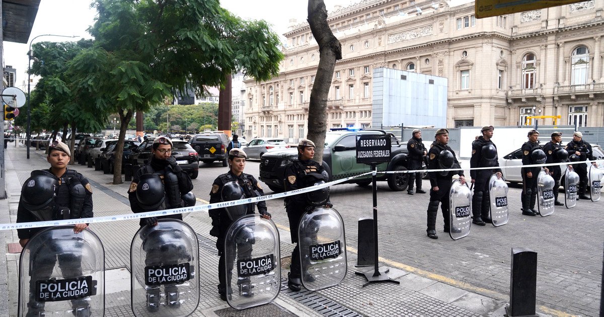Hallan un bolso con una réplica de una bomba aérea en Tribunales, frente al Teatro Colón