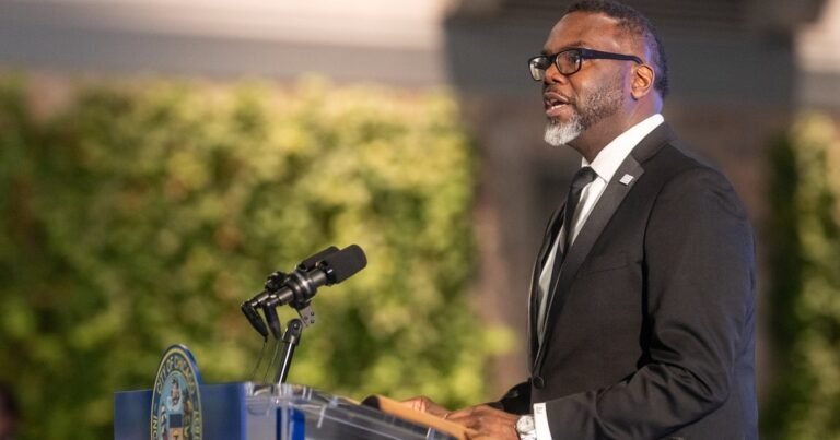 Brandon Johnson, alcalde de Chicago, busca el apoyo del papa León XIV para impulsar políticas migratorias y de justicia social