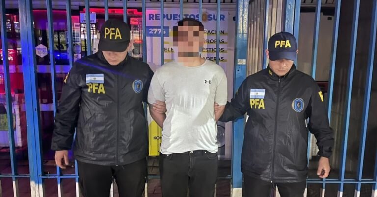 Detuvieron a un ciudadano ruso acusado por el Gobierno de Milei de liderar una red de fake news: entró como turista, pero se fue a vivir a Lanús
