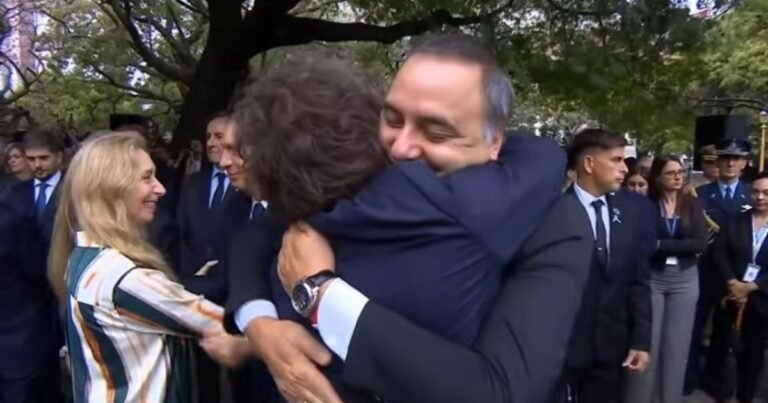 Javier Milei y sus medidas, EN VIVO: tras su viaje a Los Ángeles, el Presidente llega hoy al país para seguir su defensa de Adorni en medio del escándalo por los viajes y propiedades