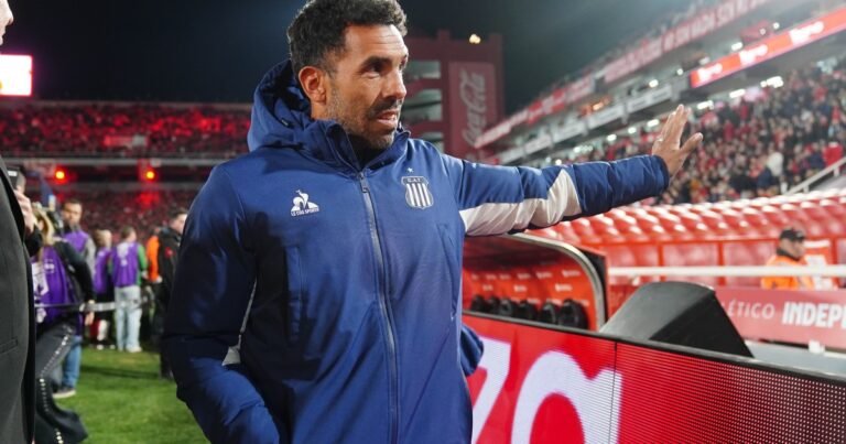 Carlos Tévez dejó de ser el DT de Talleres: el club de Córdoba no le renueva el contrato y lo despidió con un comunicado en sus redes