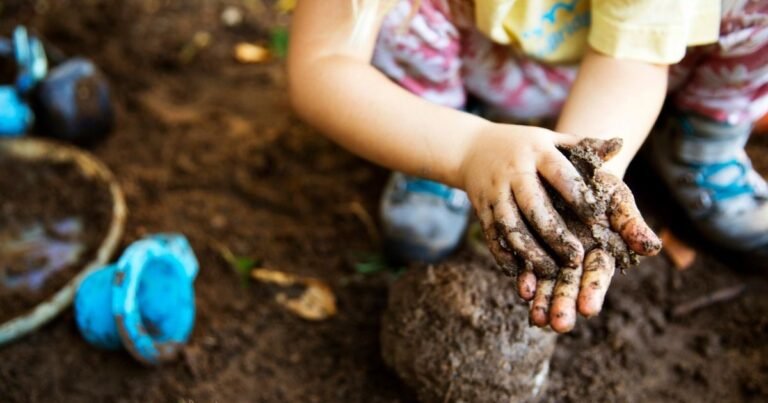 Cambio de paradigma: Finlandia reemplazó las superficies artificiales de los parques infantiles con elementos como barro, tierra e insectos, y los resultados sorprenden a los investigadores