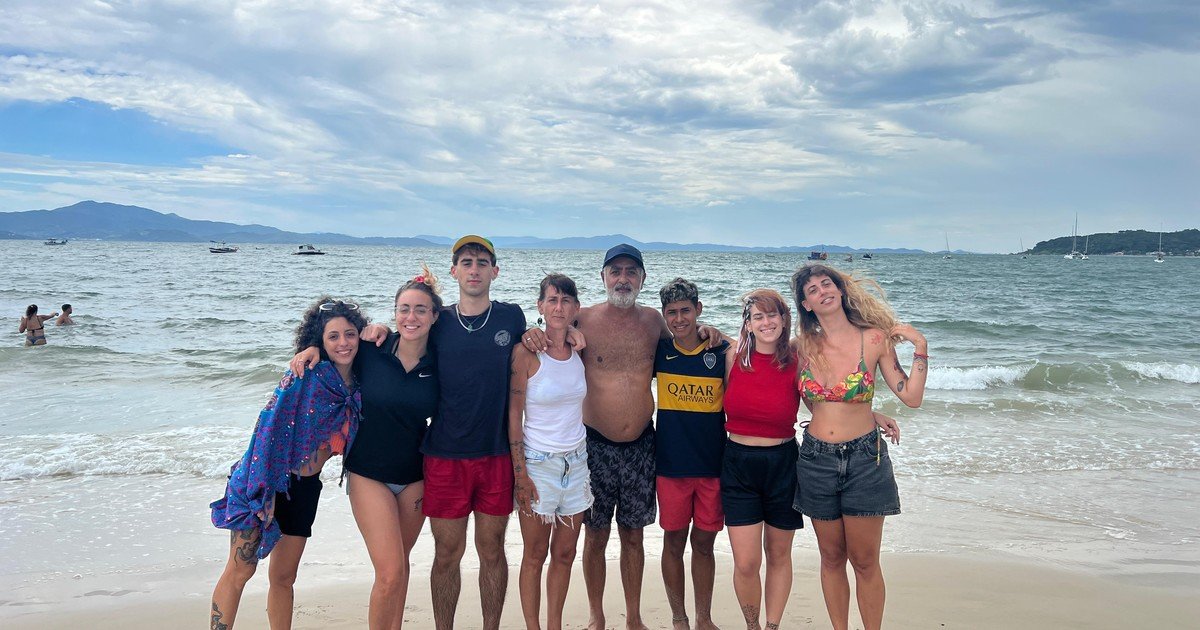 El mensaje de WhatsApp que llegó al teléfono correcto: ya tenían 5 hijos grandes y adoptaron a un niño con HIV