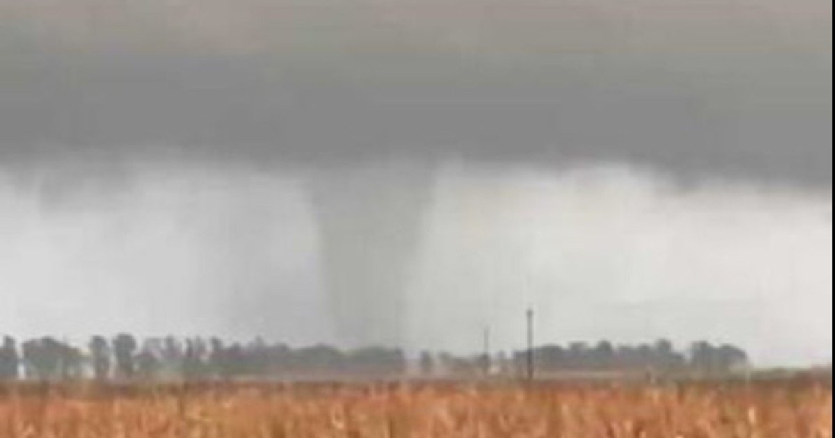 Un impactante tornado azotó Las Flores: destruyó una casa, dejó heridos y gran parte de la ciudad quedó sin luz