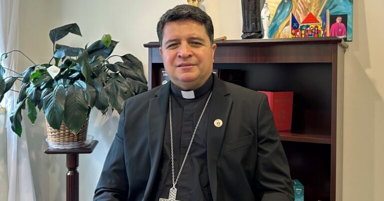 Un migrante que llegó escondido en un baúl: quién es el nuevo obispo nombrado por el Papa León XIV en Estados Unidos