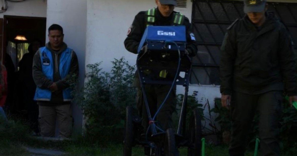 Misterio en Coghlan: por una "anomalía", vuelven a excavar en el jardín donde hallaron los restos de Diego Fernández Lima