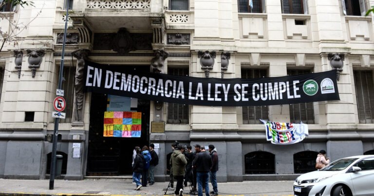 Clases en plazas y toma por tiempo indefinido: sigue la protesta por la ley de financiamiento universitario en el Pellegrini y el Buenos Aires