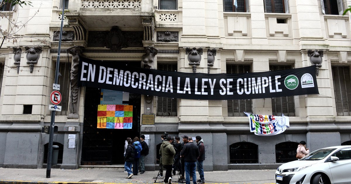 Clases en plazas y toma por tiempo indefinido: sigue la protesta por la ley de financiamiento universitario en el Pellegrini y el Buenos Aires